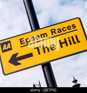 Epson Surrey, London UK, Juni 03 2022, AA Traffic Route Direction Sign to Epsom Races With No People Stockfoto