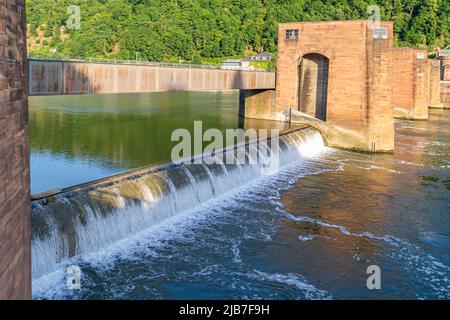 Detailansicht einer Staustufe am Neckar in Heidelberg in Süddeutschland Stockfoto