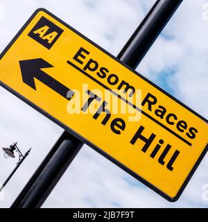 Epson Surrey, London UK, Juni 03 2022, AA Traffic Route Direction Sign to Epsom Races With No People Stockfoto