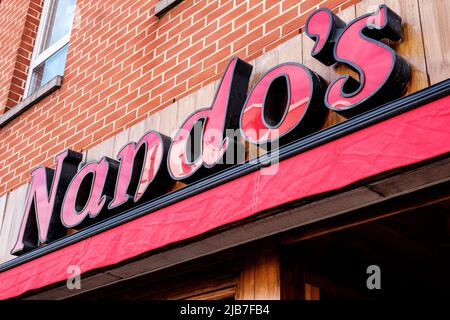 Epson Surrey, London UK, June 03 2022, Nandos High Street Retail Restaurant Chain Sign und Logo Stockfoto