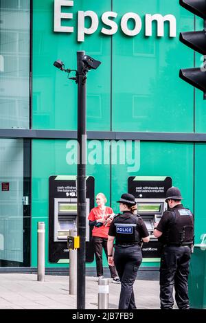 Epson Surrey, London, Großbritannien, 03 2022. Juni, zwei Polizisten stehen vor der Epsom Railwat Station Stockfoto