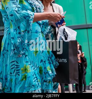 Epson Surrey, London, Großbritannien, Juni 03 2022, Close Up of Womans Blue Dress Material Carrying Shopping Bar Stockfoto