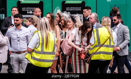 Epson Surrey, London, Großbritannien, 03 2022. Juni, Massen von modisch gekleideten Rennfahrern vor dem Bahnhof von Epsom für das Epsom Classic Derby Horse Race Stockfoto