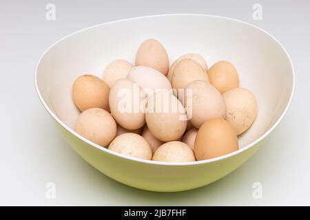 Frische ungewaschene rustikale Eier liegen in einer tiefen Schüssel Stockfoto