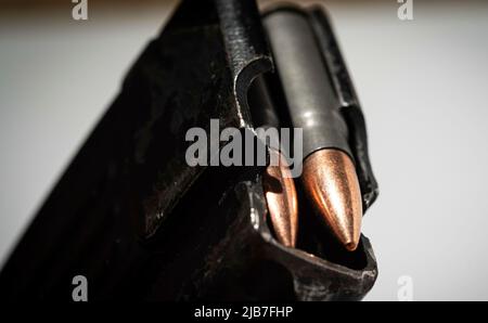 Arlington, Vereinigte Staaten. 03.. Juni 2022. Ein 30-Runden-Magazin im Stil AK-47 mit 7,62 x 39 Kugeln, Freitag, 3. Juni 2022. Kredit: Cliff Owen/CNP/dpa/Alamy Live Nachrichten Stockfoto