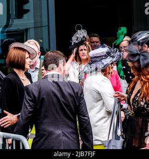 Epson Surrey, London, Großbritannien, 03 2022. Juni, Massen von modisch gekleideten Rennfahrern vor dem Bahnhof von Epsom für das Epsom Classic Derby Horse Race Stockfoto