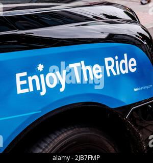 Epson Surrey, London, Großbritannien, 03 2022. Juni, „Enjoy the Ride“-Schriftzug auf Einem schwarzen Londoner Taxi Stockfoto