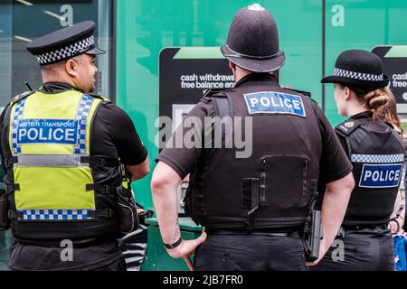 Epson Surrey, London, Großbritannien, 03 2022. Juni, drei Polizeibeamte, die für die öffentliche Sicherheit patrouillieren Stockfoto