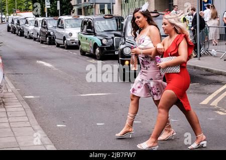 Epson Surrey, London, Großbritannien, 03 2022. Juni, Two Young Women Crossing Road in modischen engen Kleidern Stockfoto