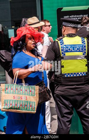 Epson Surrey, London, Großbritannien, Juni 03 2022, Schwarze Frau mit Red hat vor der Epsom Station Stockfoto