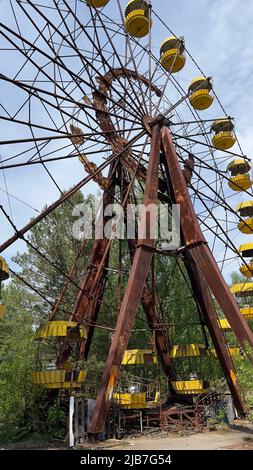 Eine Fahrt mit dem Riesenrad-Vergnügungspark, die aufgrund der Katastrophe im Kernkraftwerk Tschernobyl während der russischen Invasion in Tschernobyl aufgegeben wurde Stockfoto