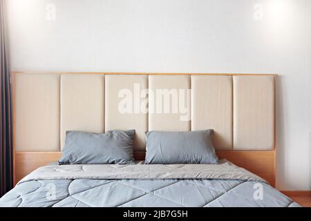 Viele weiche Kissen auf einem komfortablen Bett im Innenbereich Stockfoto