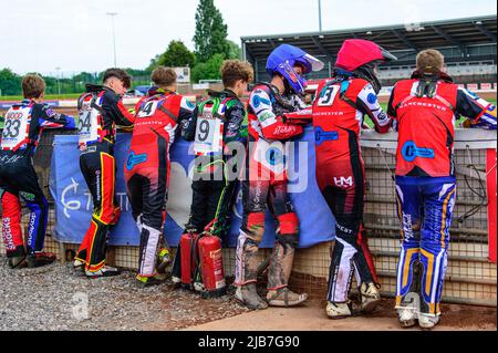 MANCHESTER, GROSSBRITANNIEN. JUN 3. Fahrer beobachten die Vorbereitung der Strecke während des Spiels der National Development League zwischen Belle Vue Colts und Oxford Chargers am Freitag, dem 3.. Juni 2022, im National Speedway Stadium in Manchester. (Kredit: Ian Charles | MI News) Kredit: MI News & Sport /Alamy Live News Stockfoto