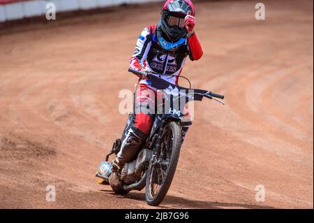 MANCHESTER, GROSSBRITANNIEN. JUN 3. Harry McGurk feiert seinen Sieg während des Spiels der National Development League zwischen Belle Vue Colts und Oxford Chargers am Freitag, den 3.. Juni 2022 im National Speedway Stadium in Manchester. (Kredit: Ian Charles | MI News) Kredit: MI News & Sport /Alamy Live News Stockfoto