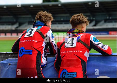 MANCHESTER, GROSSBRITANNIEN. JUN 3. Harry McGurk (links) und Nathan Abritt beobachten die Vorbereitung der Strecke während des Spiels der National Development League zwischen Belle Vue Colts und Oxford Chargers am Freitag, dem 3.. Juni 2022 im National Speedway Stadium, Manchester. (Kredit: Ian Charles | MI News) Kredit: MI News & Sport /Alamy Live News Stockfoto