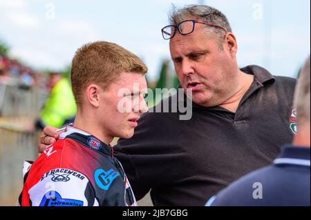 MANCHESTER, GROSSBRITANNIEN. JUN 3. Steve Williams (rechts) chattet mit Archie Freeman während des Spiels der National Development League zwischen Belle Vue Colts und Oxford Chargers am Freitag, dem 3.. Juni 2022, im National Speedway Stadium in Manchester. (Kredit: Ian Charles | MI News) Kredit: MI News & Sport /Alamy Live News Stockfoto