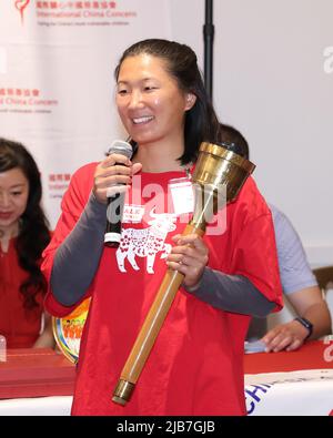 Yorba Linda, Kalifornien, USA. 1.. Juni 2022. Chen Ni, Generalsekretär der American Chinese Athletic Association (ACAA) mit einer olympischen Fackel, spricht auf der Internationalen China Concern (ICC) Pressekonferenz zu Ehren des Internationalen Kindertages in der Richard Nixon Bibliothek und im Museum in Yorba Linda, Kalifornien. Kredit: Sheri Determan Stockfoto