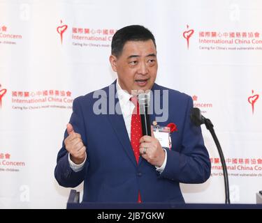 Yorba Linda, Kalifornien, USA. 1.. Juni 2022. Fernsehmoderator Joey Zhou spricht auf der Internationalen China Concern (ICC) Pressekonferenz zu Ehren des Internationalen Kindertages in der Richard Nixon Bibliothek und im Museum in Yorba Linda, Kalifornien. Kredit: Sheri Determan Stockfoto