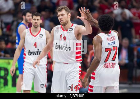 Belgrad, Serbien, 21.. Mai 2022. Sasha Vezenkov von Olympiacos Piraeus reagiert während des EuroLeague Finales 2022 von Turkish Airlines in Belgrad auf den dritten Platz zwischen dem FC Barcelona und Olympiacos Piraeus in der stark Arena in Belgrad, Serbien. 21.Mai 2022. Kredit: Nikola Krstic/Alamy Stockfoto