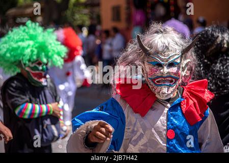 Mexikanische Einheimische von San Miguel de Allende nehmen an einer Parade durch die Straßen der Stadt Teil. In allen möglichen Kostümen gekleidet; einschließlich eines Dämons. Stockfoto