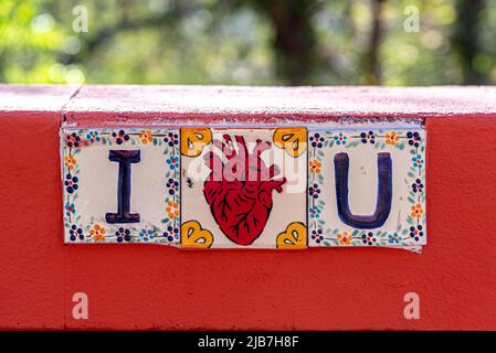 Drei Spielsteine gruppiert, um Ich liebe dich. zu buchstabieren Liebe wird durch ein menschliches Herz symbolisiert, San Miguel de Allende. Stockfoto
