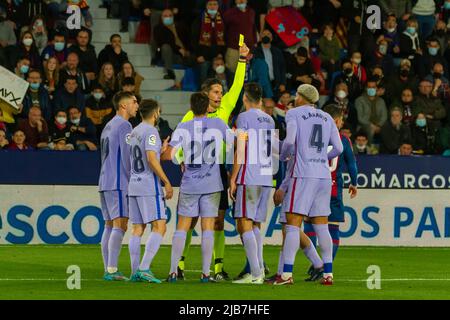 Valencia, (SPANIEN) - 10. April 2022 - Spieler von F. C. Barcelona protestieren beim Schiedsrichter und signalisieren eine Strafe. Stockfoto