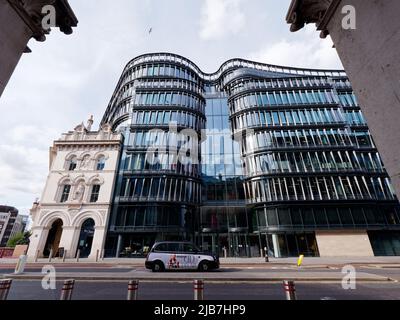 London, Greater London, England, Mai 21 2022: Immobilien am Holborn Viaduct als Taxi vorbeifährt. Stockfoto