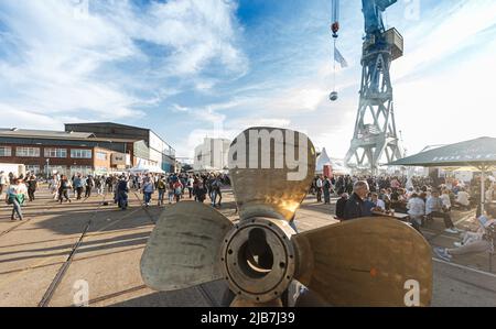 Hamburg, Deutschland. 03.. Juni 2022. Besucher des Elbjazz-Festivals bummeln auf dem Gelände der Werft Blohm Voss. Quelle: Markus Scholz/dpa/Alamy Live News Stockfoto