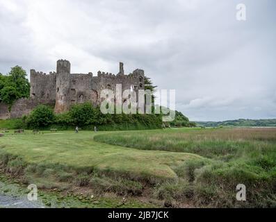 Laugharne Castle (Castell Talacharn), Laugharne Wales. Das Hotel liegt an der Mündung des Flusses Tâf. Geschätzte 1116 und umgebaut als normannische Festung 16. C. Stockfoto