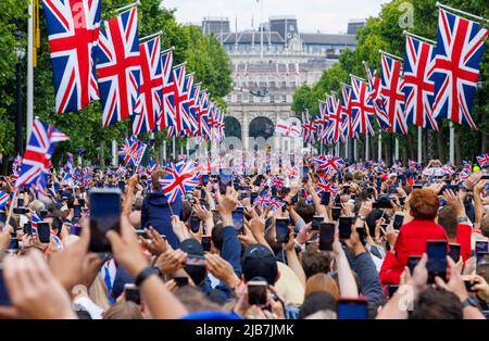 London, Großbritannien. 2.. Juni 2022. Die Mall im Zentrum Londons ist ein Meer aus Rot, Weiß und Blau, da die Menschen gerne die 70 Jahre auf dem Thron von Königin Elizabeth feiern. Die Jubiläumsfeiern finden vom June2. Bis 5.. Kredit: Karl Black/Alamy Live Nachrichten Stockfoto