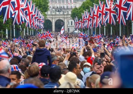 London, Großbritannien. 2.. Juni 2022. Die Mall im Zentrum Londons ist ein Meer aus Rot, Weiß und Blau, da die Menschen gerne die 70 Jahre auf dem Thron von Königin Elizabeth feiern. Die Jubiläumsfeiern finden vom June2. Bis 5.. Kredit: Karl Black/Alamy Live Nachrichten Stockfoto