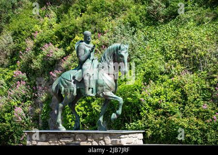 Eine lebensgroße Bronzestatue William Marshall 1. Earl of Pembroke, ein mittelalterlicher Ritter auf seinem Pferd Stockfoto