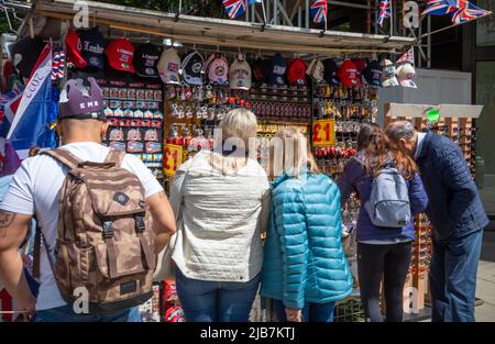 Am Jubilee Day drängen sich Touristen an einem Stand, der Souvenirs in der Londoner Oxford Street verkauft. Stockfoto