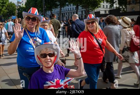 Drei royalistische Frauen in Unioinflaggen winken, als sie an Veranstaltungen zum Platin-Jubiläum der Queen in London teilnehmen. Königin Elizabeth markierte das Jahr 70 Stockfoto