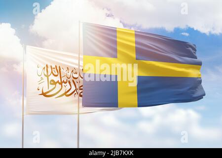 Sonniger blauer Himmel und Flaggen von schweden und afghanistan Stockfoto