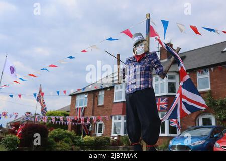 SKEEBY, NORTH YORKSHIRE, Großbritannien, JUNI 2. für die Feierlichkeiten zum Platin-Jubiläum der Königin im Dorf Skeeby in Rishi Sunaks Wahlkreis Richmond (Yorks) gibt es zahlreiche Unionsflaggen (Bild von Pat Scaasi | MI News) Credit: MI News & Sport /Alamy Live News Stockfoto