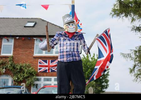 SKEEBY, NORTH YORKSHIRE, Großbritannien, JUNI 2. Eine Vogelscheuche in einem Garten für die Feierlichkeiten zum Platin-Jubiläum der Königin im Dorf Skeeby im Wahlkreis von Rishi Sunak in Richmond (Yorks) (Bild von Pat Scaasi | MI News) Credit: MI News & Sport /Alamy Live News Stockfoto