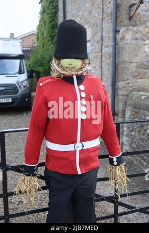 SKEEBY, NORTH YORKSHIRE, Großbritannien, JUNI 2. Eine Vogelscheuche der Coldstream-Wache in einem Garten für die Feierlichkeiten zum Platin-Jubiläum der Königin im Dorf Skeeby im Wahlkreis von Rishi Sunak in Richmond (Yorks) (Bild von Pat Scaasi | MI News) Credit: MI News & Sport /Alamy Live News Stockfoto