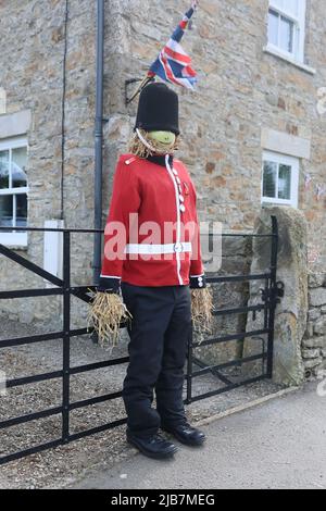 SKEEBY, NORTH YORKSHIRE, Großbritannien, JUNI 2. Eine Vogelscheuche der Coldstream-Wache in einem Garten für die Feierlichkeiten zum Platin-Jubiläum der Königin im Dorf Skeeby im Wahlkreis von Rishi Sunak in Richmond (Yorks) (Bild von Pat Scaasi | MI News) Credit: MI News & Sport /Alamy Live News Stockfoto