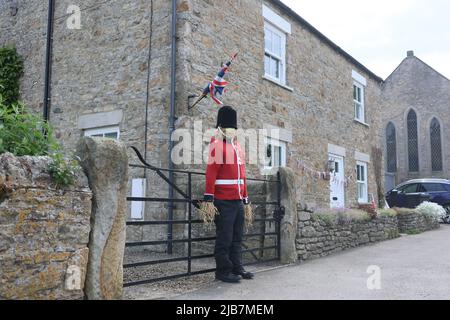 SKEEBY, NORTH YORKSHIRE, Großbritannien, JUNI 2. Eine Vogelscheuche der Coldstream-Wache in einem Garten für die Feierlichkeiten zum Platin-Jubiläum der Königin im Dorf Skeeby im Wahlkreis von Rishi Sunak in Richmond (Yorks) (Bild von Pat Scaasi | MI News) Credit: MI News & Sport /Alamy Live News Stockfoto