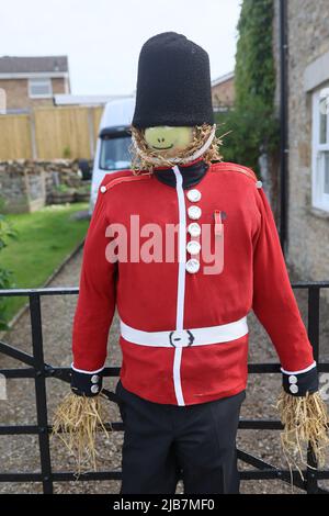 SKEEBY, NORTH YORKSHIRE, Großbritannien, JUNI 2. Eine Vogelscheuche der Coldstream-Wache in einem Garten für die Feierlichkeiten zum Platin-Jubiläum der Königin im Dorf Skeeby im Wahlkreis von Rishi Sunak in Richmond (Yorks) (Bild von Pat Scaasi | MI News) Credit: MI News & Sport /Alamy Live News Stockfoto