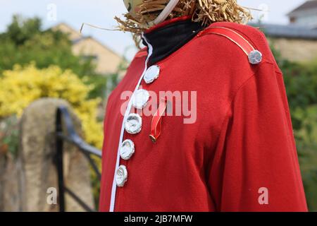 SKEEBY, NORTH YORKSHIRE, Großbritannien, JUNI 2. Eine Vogelscheuche der Coldstream-Wache in einem Garten für die Feierlichkeiten zum Platin-Jubiläum der Königin im Dorf Skeeby im Wahlkreis von Rishi Sunak in Richmond (Yorks) (Bild von Pat Scaasi | MI News) Credit: MI News & Sport /Alamy Live News Stockfoto