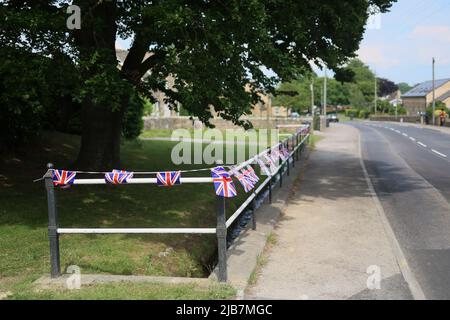 SKEEBY, NORTH YORKSHIRE, Großbritannien, JUNI 2. für die Feierlichkeiten zum Platin-Jubiläum der Königin im Dorf Skeeby in Rishi Sunaks Wahlkreis Richmond (Yorks) gibt es zahlreiche Unionsflaggen (Bild von Pat Scaasi | MI News) Credit: MI News & Sport /Alamy Live News Stockfoto