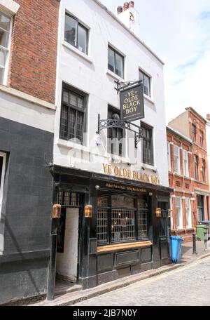 Hull, East Yorkshire, Großbritannien, 21. Mai 2022 Ye Olde Black Boy Pub in der Hull Old Town, aus dem 18.. Jahrhundert. Stockfoto