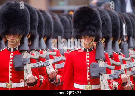 London, Großbritannien. 3.. Juni 2022. Die Queens Guardsmen in der St. Pauls Cathedral zu einem Thanksgiving-Gottesdienst an Ihre Majestät Königin Elizabeth II., um sie 70 Jahre auf dem Thron zu feiern. Kredit: Karl Black/Alamy Live Nachrichten Stockfoto