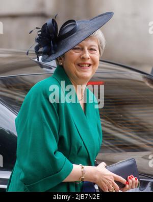 London, Großbritannien. 3.. Juni 2022. Die ehemalige Premierministerin, Theresa May, besuchte die St. Pauls Cathedral zu einem Erntedankgottesdienst an Ihre Majestät Königin Elizabeth II., um ihre 70-jährige Thronbesteigung zu feiern. Kredit: Karl Black/Alamy Live Nachrichten