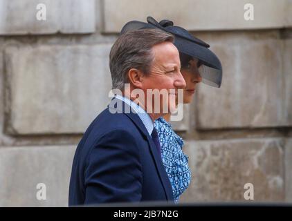 London, Großbritannien. 3.. Juni 2022. Der ehemalige Premierminister David Cameron und seine Frau Samantha feierten anlässlich eines Danksagungsgottesdienstes an Ihre Majestät Königin Elizabeth II. In der St. Pauls Cathedral 70 Jahre auf dem Thron. Kredit: Karl Black/Alamy Live Nachrichten Stockfoto