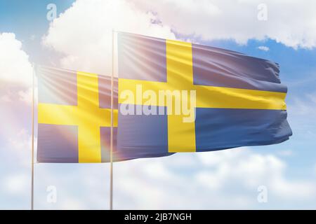 Sonniger blauer Himmel und Flaggen schwedens und schwedens Stockfoto