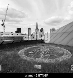 London, Greater London, England, Mai 21 2022: Blick von One New Change auf einen Kirchturm. Grafik im Vordergrund. Stockfoto