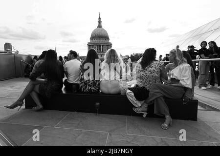 London, Greater London, England, Mai 21 2022: Blick von One New Change. Eine Gruppe von Freunden sitzt und entspannt den Blick auf die St. Pauls Cathedral genießen. Stockfoto